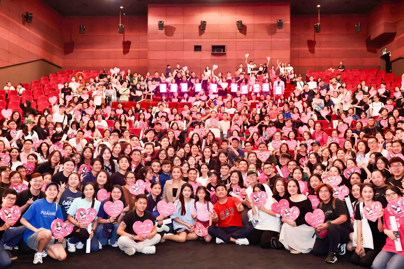 Mỹ Tâm trong vòng vây kín của fan. Mỹ Tâm trong vòng vây kín của fan.