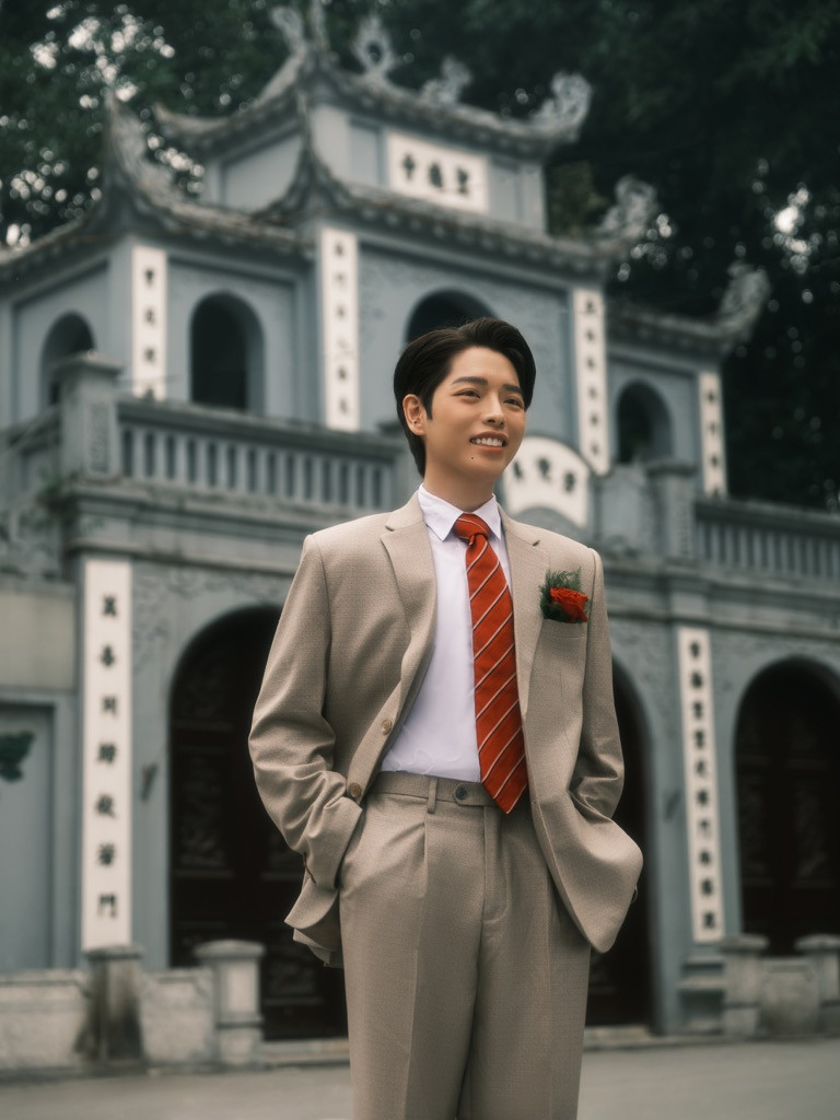 Đức Phúc trong tạo hình chú rể thời xưa. Đức Phúc trong tạo hình chú rể thời xưa.