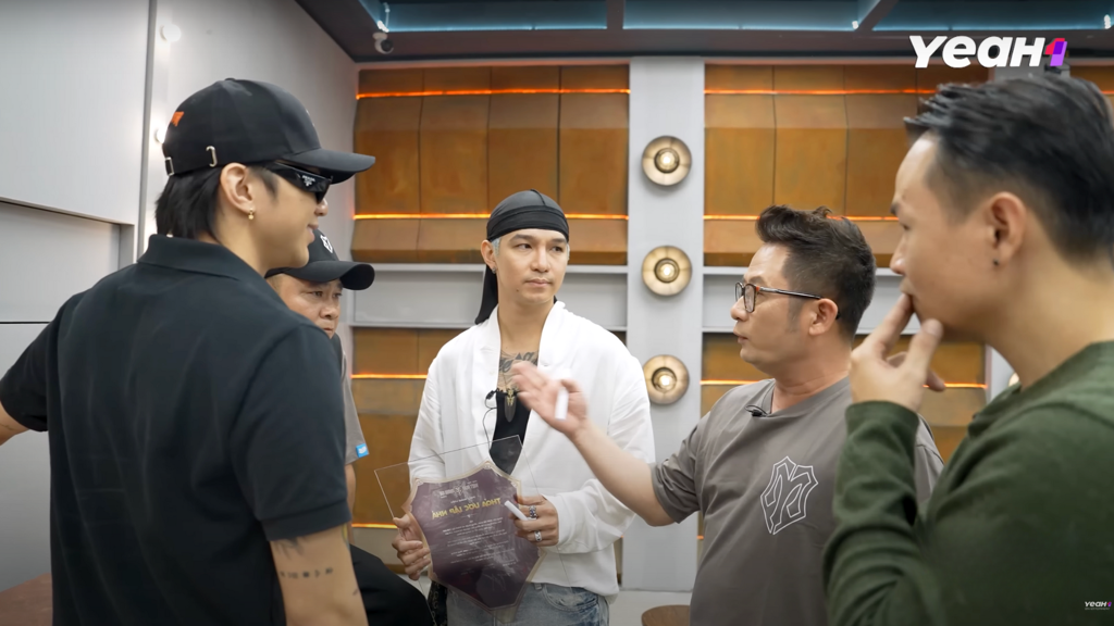 Các "anh tài" thuyết phục NSND Tự Long về đội. Các "anh tài" thuyết phục NSND Tự Long về đội.