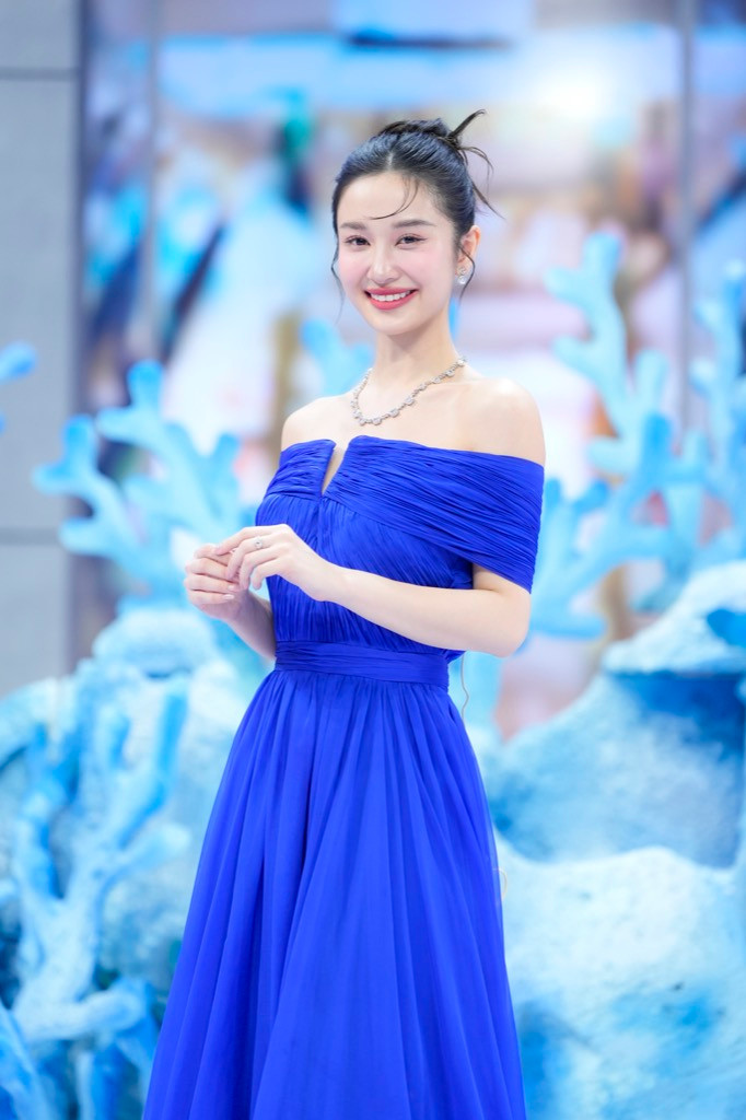 "Nàng thơ" Jun Vũ quay trở lại tham gia gameshow sau khoảng thời gian im ắng. "Nàng thơ" Jun Vũ quay trở lại tham gia gameshow sau khoảng thời gian im ắng.