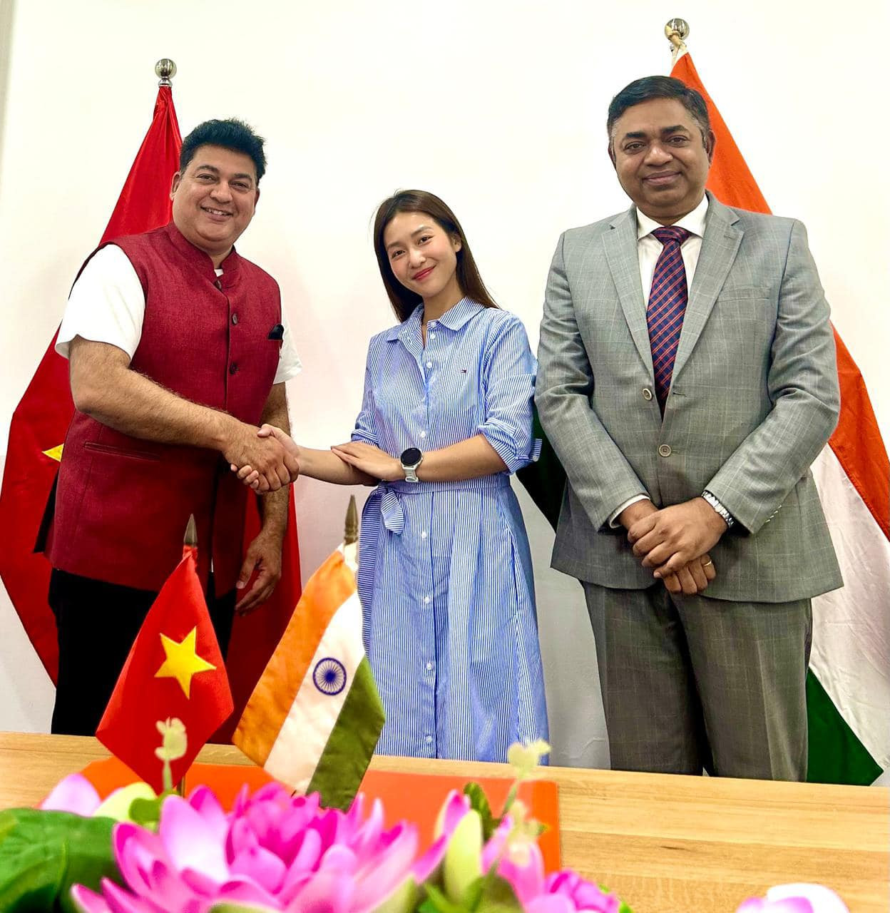 Khả Ngân cùng Tổng Lãnh Sự Quán Ấn Độ và nhà sản xuất phim Love in Vietnam.