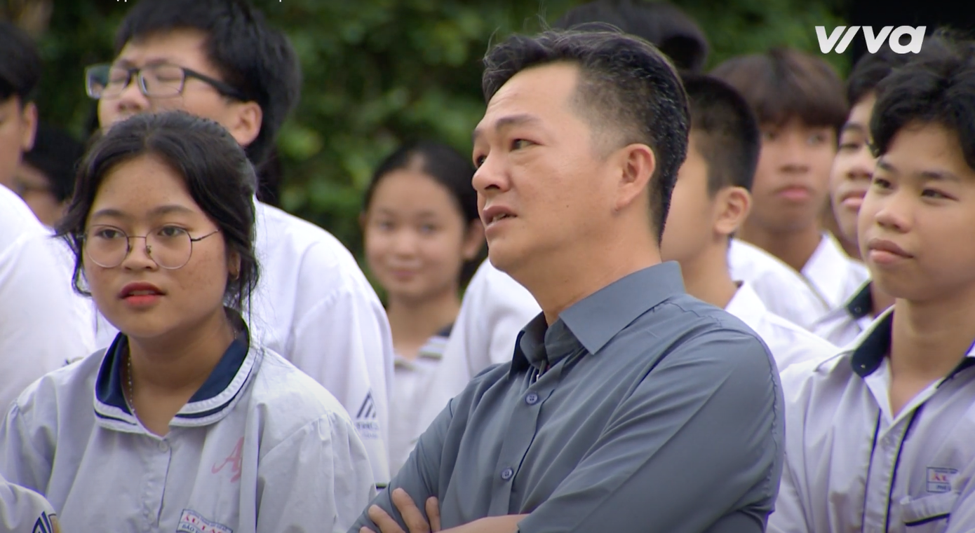 Ba của Minh Dũng rất yêu thương và quan tâm con trai mình. Ba của Minh Dũng rất yêu thương và quan tâm con trai mình.