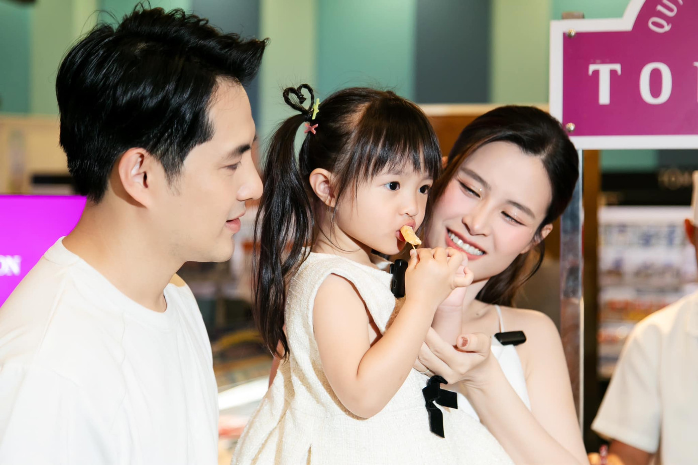 Winnie thường xuyên tham gia các sự kiện cùng ba Thắng và mẹ Nhi.