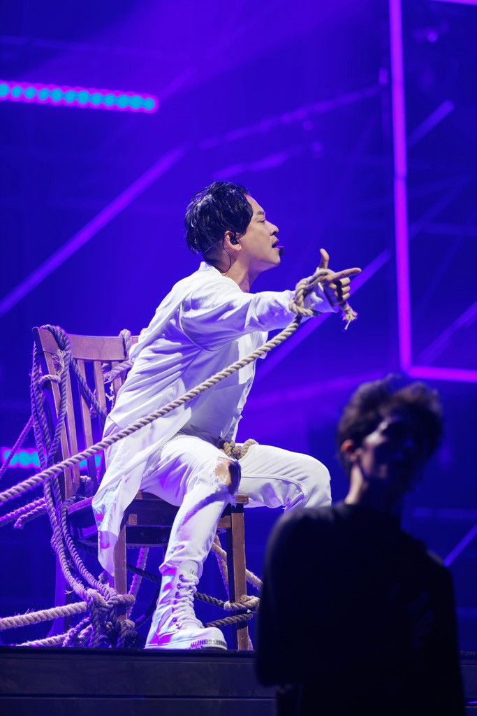 Tuấn Hưng thoát khỏi vùng an toàn với phần trình diễn Vượt Lên Mọi Thử Thách. Tuấn Hưng thoát khỏi vùng an toàn với phần trình diễn Vượt Lên Mọi Thử Thách.