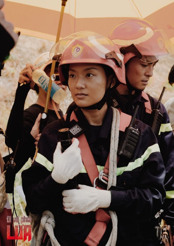 Rũ bỏ nét cá tính của một fashionista, Hồ Thu Anh gai góc trong vai lính cứu hỏa. Rũ bỏ nét cá tính của một fashionista, Hồ Thu Anh gai góc trong vai lính cứu hỏa.