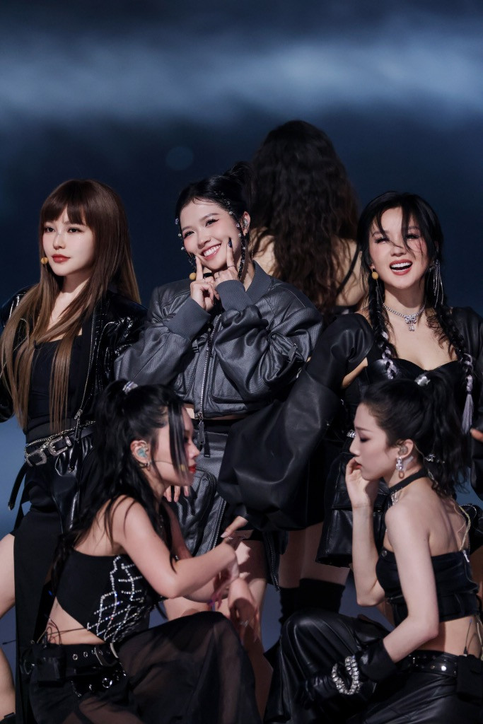 Suni Hạ Linh tỏa sáng trên sân khấu. Suni Hạ Linh tỏa sáng trên sân khấu.