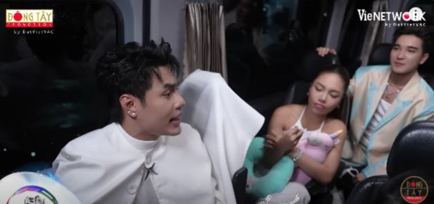 Anh "lơ xe" Dương Lâm hoạt trên chuyến xe cùng dàn ca sĩ của Our Song Viet Nam. Anh "lơ xe" Dương Lâm hoạt trên chuyến xe cùng dàn ca sĩ của Our Song Viet Nam.