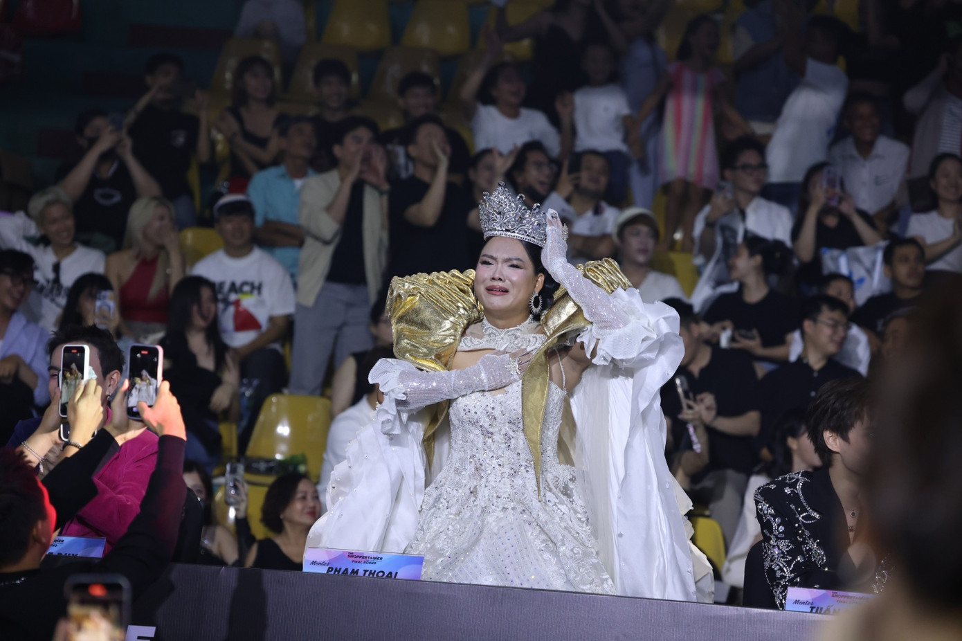 Màn &quot;ụp crown&quot; hài hước của Phạm Thoại trong đêm Chung kết.