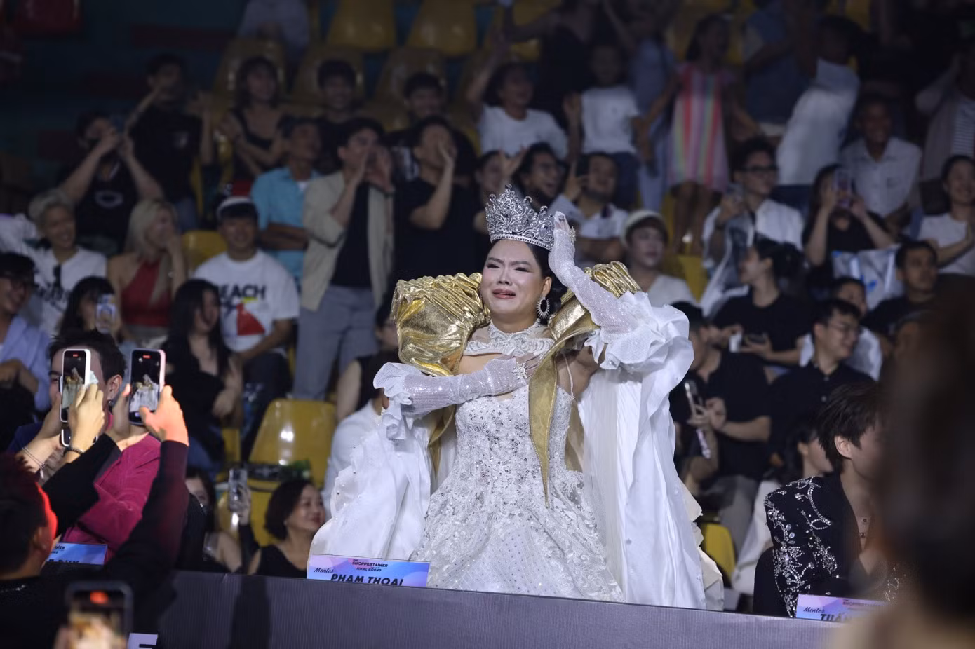 Màn "ụp crown" hài hước của Phạm Thoại trong đêm Chung kết.