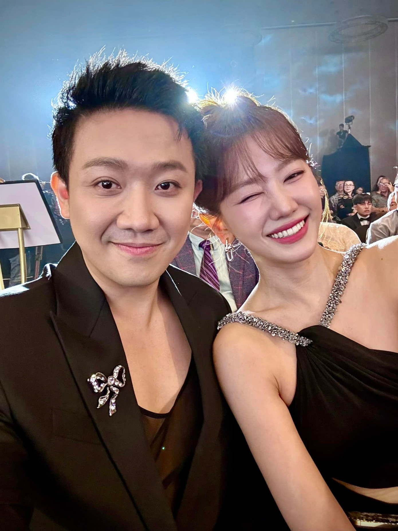 Hari Won bên cạnh ông xã Trấn Thành.