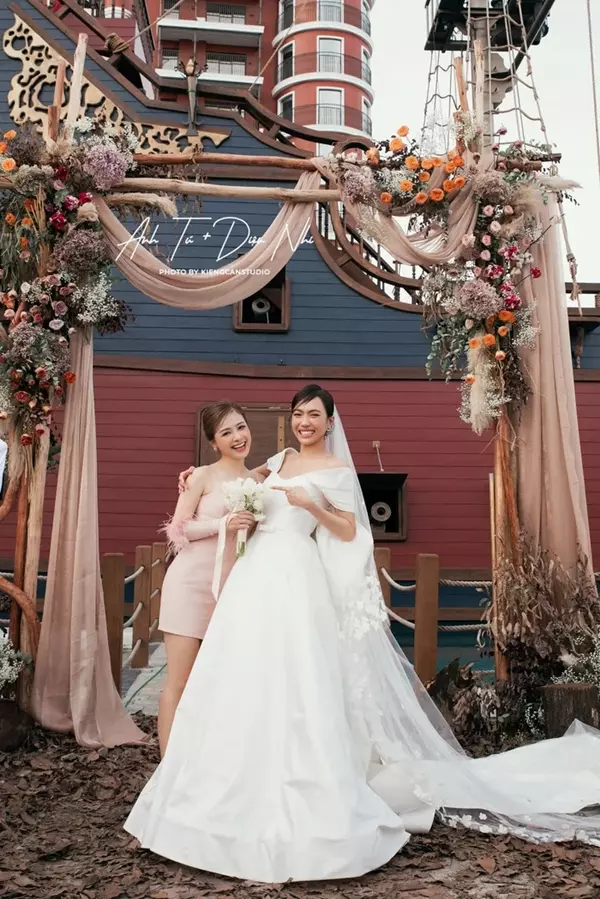 Dương Hoàng Yến đến chúc mừng hôn lễ của Diệu Nhi và Anh Tú. Dương Hoàng Yến đến chúc mừng hôn lễ của Diệu Nhi và Anh Tú.