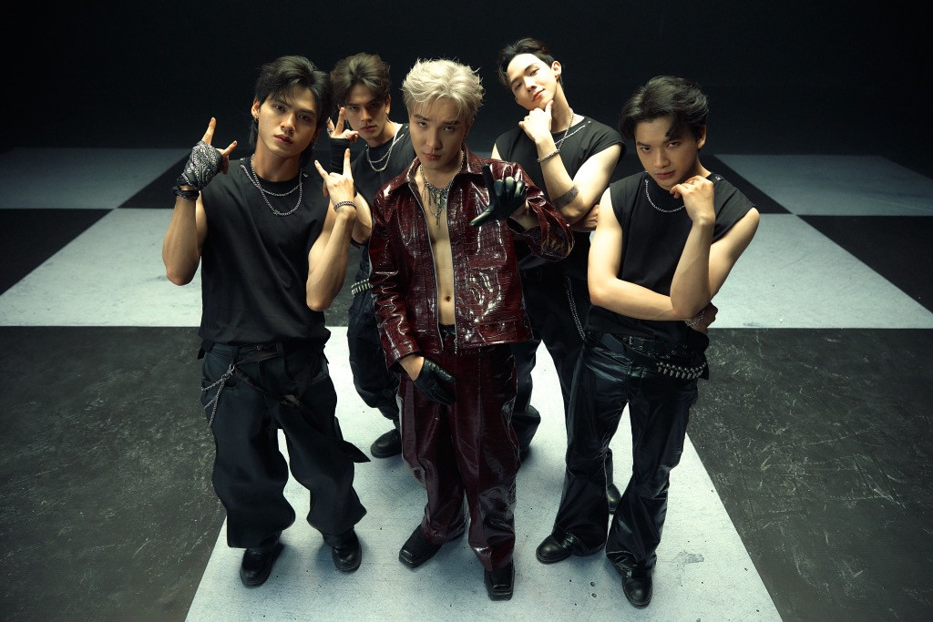 Chàng rapper đa tài sẵn sàng trở lại cùng MV Đa Nghi. Chàng rapper đa tài sẵn sàng trở lại cùng MV Đa Nghi.