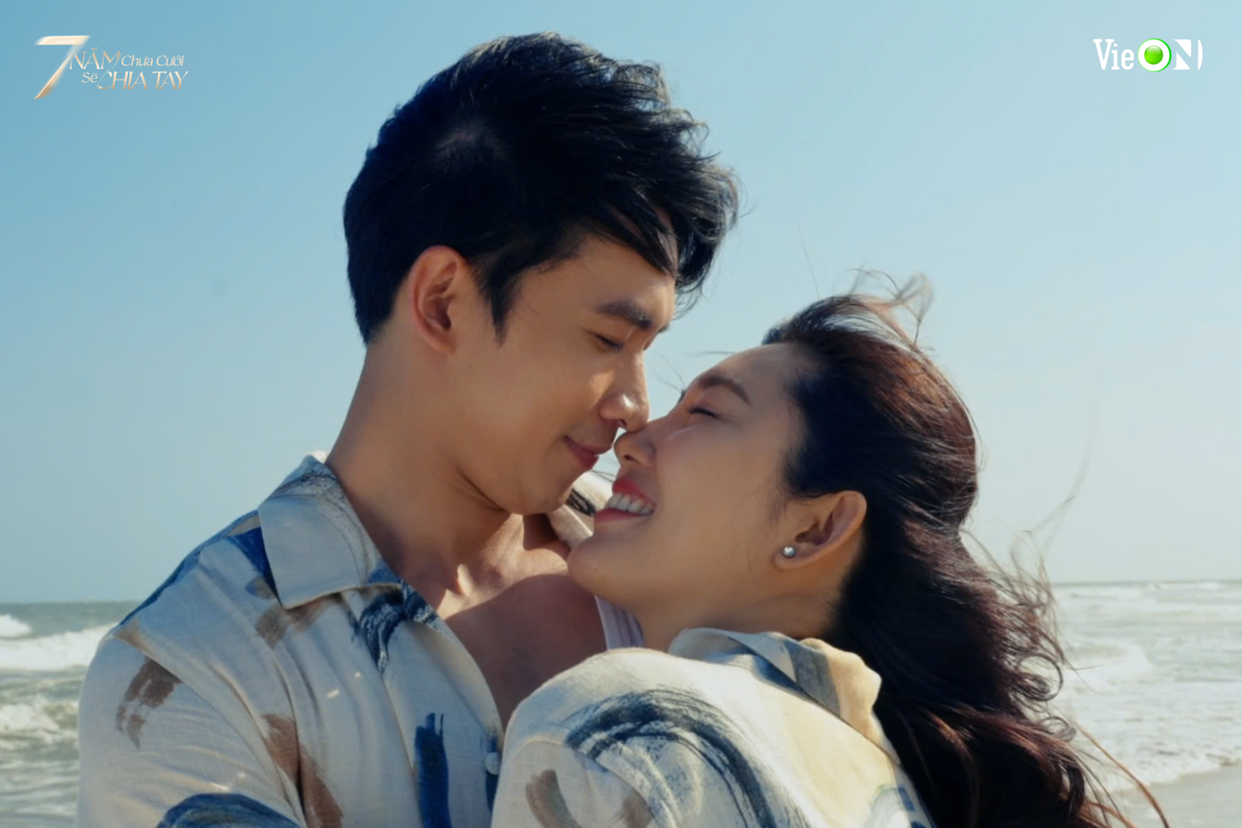 Thúy Ngân và Võ Cảnh trong loạt cảnh quay ở tập cuối 7 Năm Chưa Cưới Sẽ Chia Tay. Thúy Ngân và Võ Cảnh trong loạt cảnh quay ở tập cuối 7 Năm Chưa Cưới Sẽ Chia Tay.