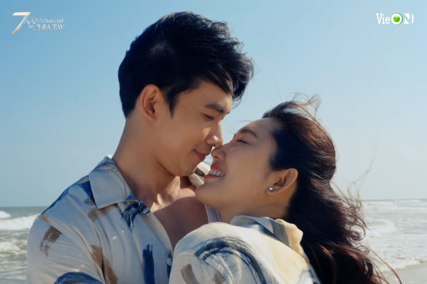 Thúy Ngân và Võ Cảnh trong loạt cảnh quay ở tập cuối 7 Năm Chưa Cưới Sẽ Chia Tay. Thúy Ngân và Võ Cảnh trong loạt cảnh quay ở tập cuối 7 Năm Chưa Cưới Sẽ Chia Tay.