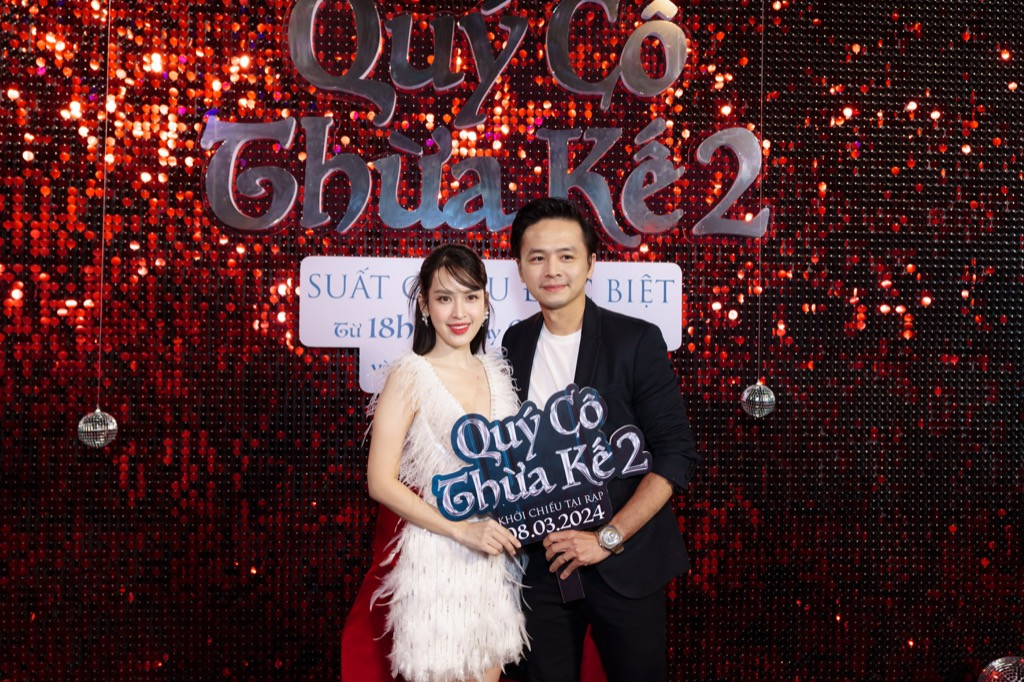 "Chị đẹp" Tú Vi bên cạnh ông xã Văn Anh.