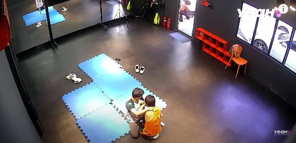 Sự cố trong lúc tập luyện khiến Duy Khánh bị trật khớp ngón tay và mẻ một phần răng.