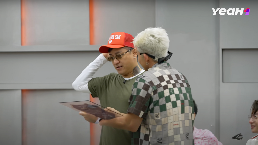 Jun Phạm "dành trọn tình cảm" cho đàn anh Tuấn Hưng. Jun Phạm "dành trọn tình cảm" cho đàn anh Tuấn Hưng.