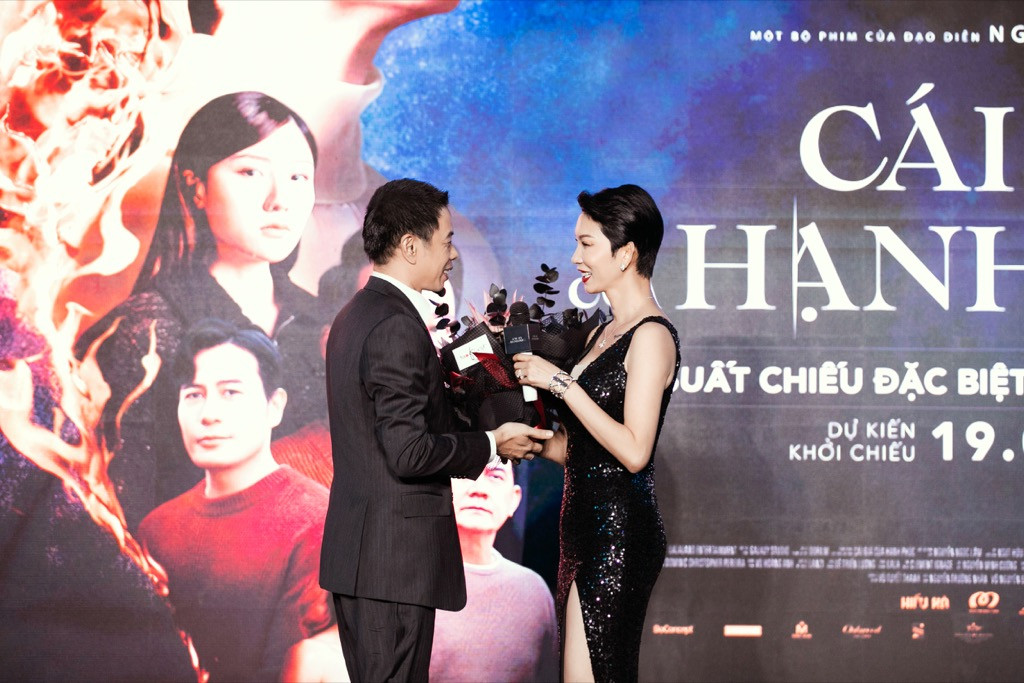 Thái Hòa tình cảm tặng hoa cho "bà xã" Xuân Lan. Thái Hòa tình cảm tặng hoa cho "bà xã" Xuân Lan.