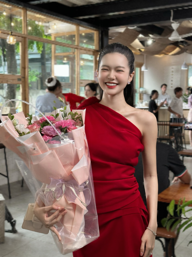 Khoảnh khắc dễ thương của Yên Đan tại hậu trường Đi Giữa Trời Rực Rỡ.