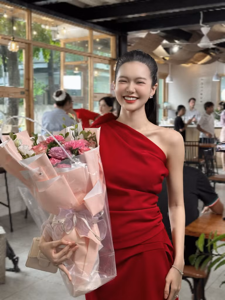 Khoảnh khắc dễ thương của Yên Đan tại hậu trường Đi Giữa Trời Rực Rỡ.
