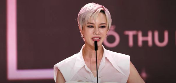 Vũ Thúy Quỳnh và Hà Kino thuyết trình về dự án Học Bổng Toàn Năng. Vũ Thúy Quỳnh và Hà Kino thuyết trình về dự án Học Bổng Toàn Năng.