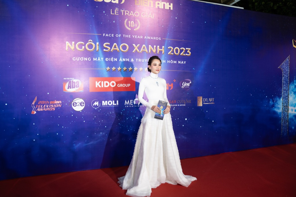 Hoa Hậu Mai Phương trong thiết kế váy tôn trọn nét đẹp hình thể. Hoa Hậu Mai Phương trong thiết kế váy tôn trọn nét đẹp hình thể.