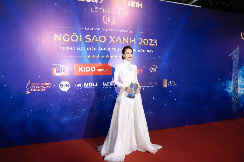 Hoa Hậu Mai Phương trong thiết kế váy tôn trọn nét đẹp hình thể.