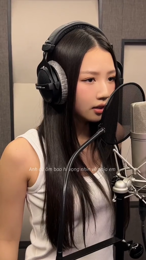 Giọng ca dịu nhẹ của AMEE được nhận xét rất hợp với Trái Đất ôm Mặt Trời.