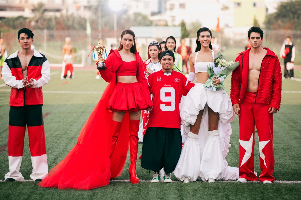 Sau nhiều năm, cả hai hội ngộ tại những buổi diễn thời trang.