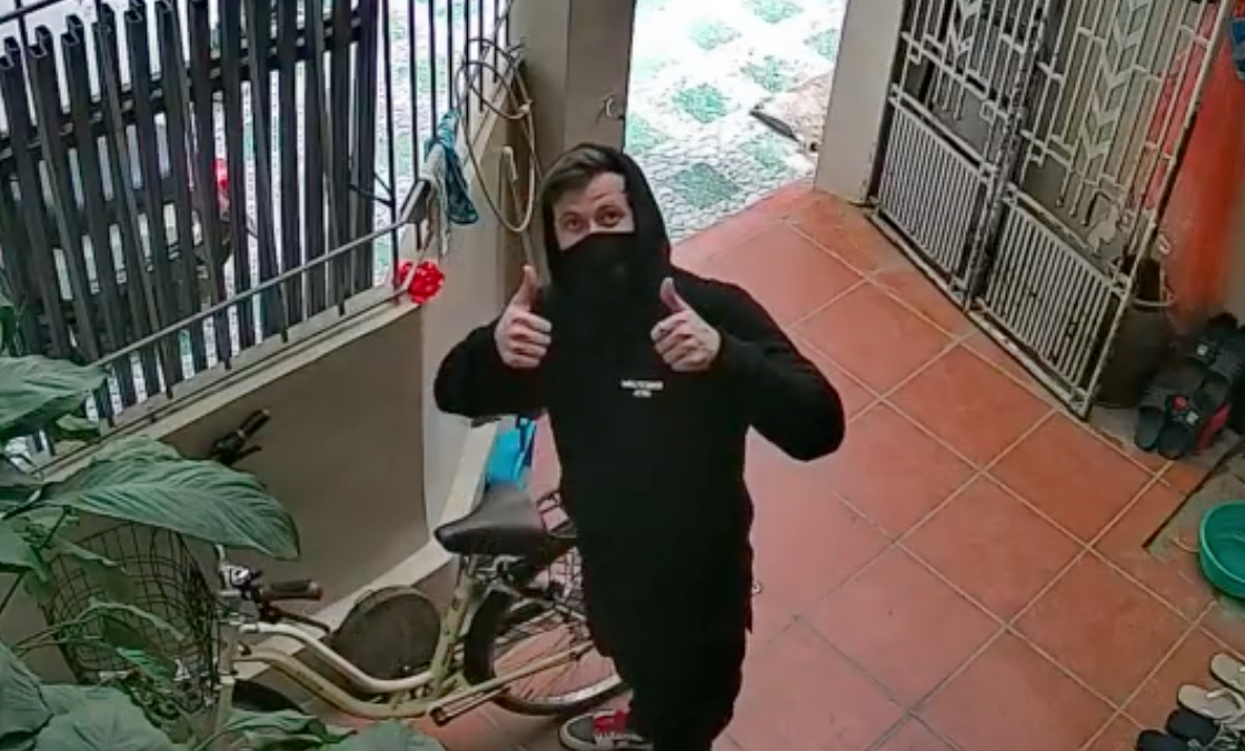 Alan Walker dắt chiếc xe đạp mới vào đúng vị trí bị trộm lấy mất, không quên tạo dáng trước CCTV.