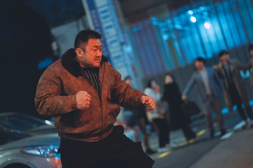 Ma Dong Seok tái xuất cùng những "cú đấm thép" quen thuộc.