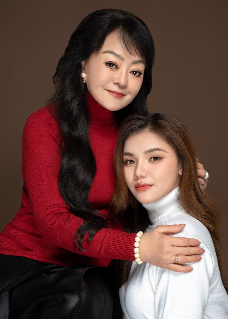 Cả hai đều từng tham gia The Masked Singer Vietnam và tiến vào Vòng Chung kết.