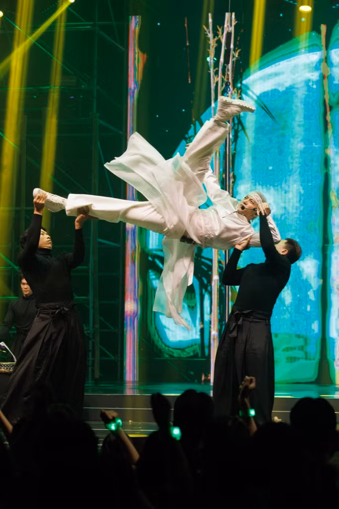 S.T "tung skill" trên sân khấu solo.