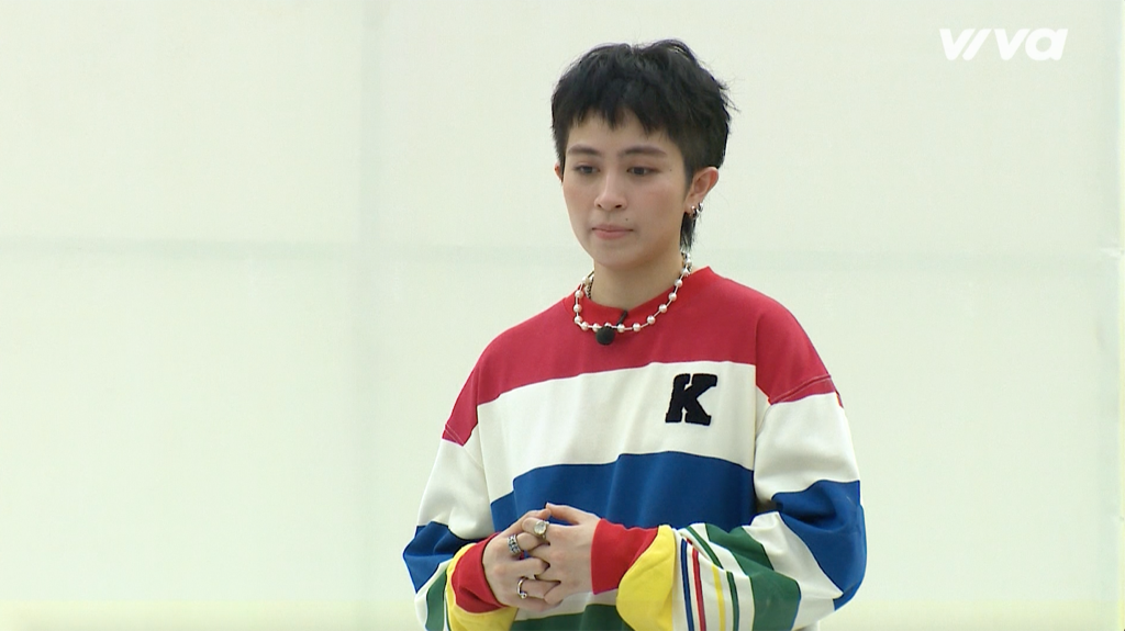 Gil Lê xúc động khi lắng nghe chia sẻ của các em học sinh. Gil Lê xúc động khi lắng nghe chia sẻ của các em học sinh.