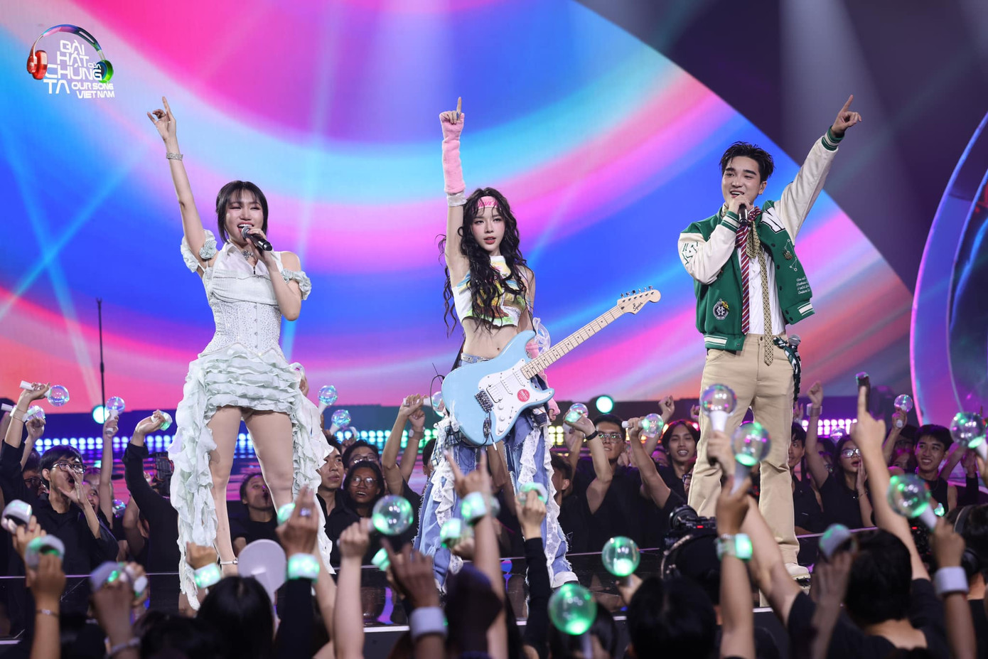 Orange, LyLy, Ogenus cùng trình diễn Hương Đêm Bay Xa.