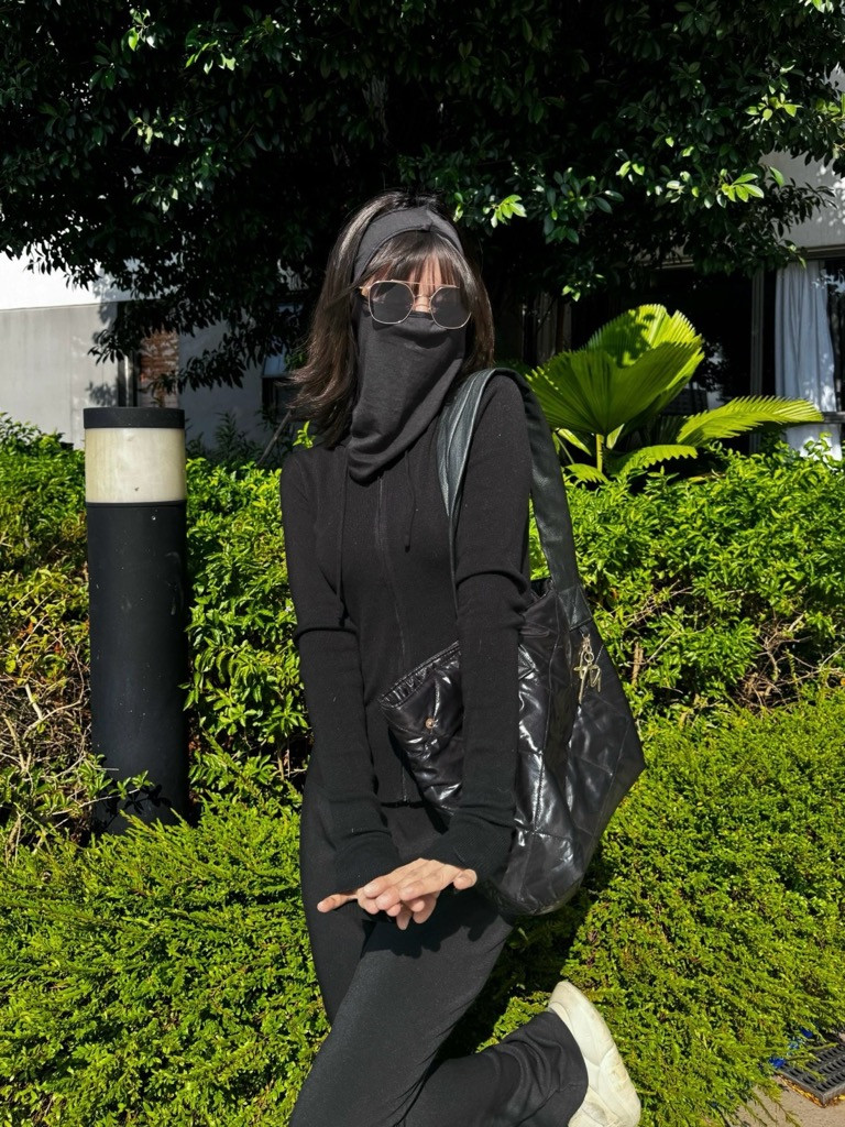 Hoàng Yến Chibi che chắn từ đầu đến chân để tránh &quot;sốc nhiệt&quot;.