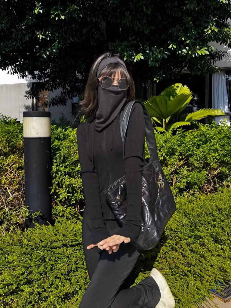 Hoàng Yến Chibi che chắn từ đầu đến chân để tránh "sốc nhiệt".