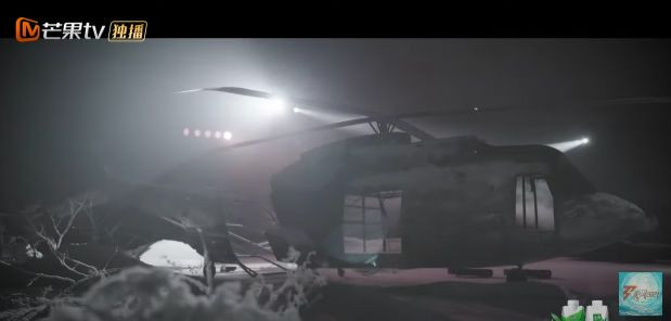 Team của Suni Hạ Linh mang cả trực thăng lên sân khấu. Team của Suni Hạ Linh mang cả trực thăng lên sân khấu.