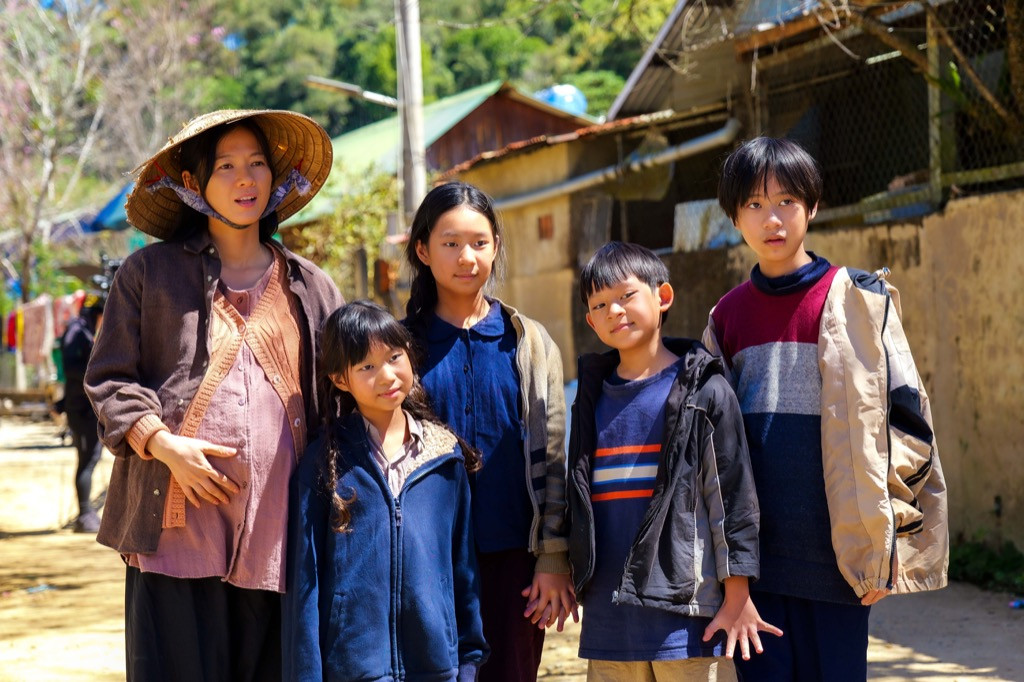 Bốn nhóc tì nhà Lý Hải bên cạnh nữ diễn viên Oanh Kiều trên phim trường. Bốn nhóc tì nhà Lý Hải bên cạnh nữ diễn viên Oanh Kiều trên phim trường.