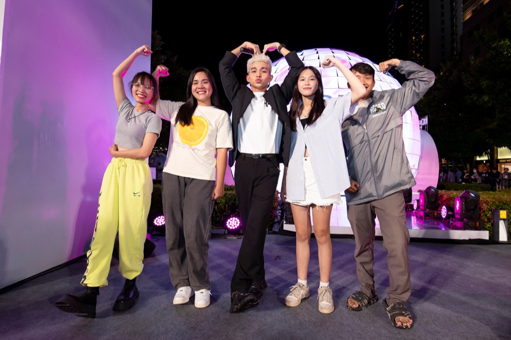 Jun Phạm nhiệt tình "pose" dáng cùng fan.