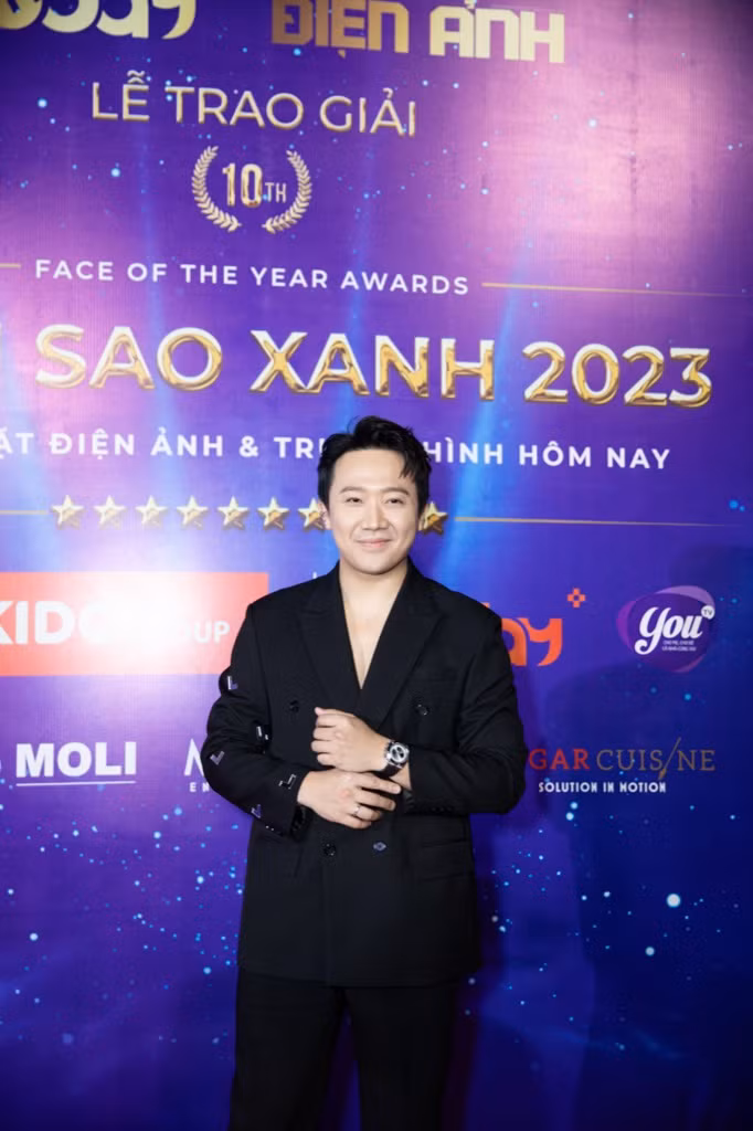 Nam diễn viên - MC Trấn Thành xuất hiện với thần thái tươi tắn.