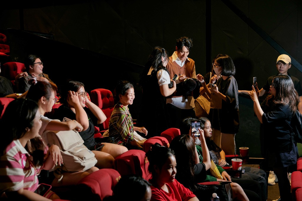 Kiều Minh Tuấn gửi tặng mèo bông "Gien-nỳ" cho khán giả. Kiều Minh Tuấn gửi tặng mèo bông "Gien-nỳ" cho khán giả.