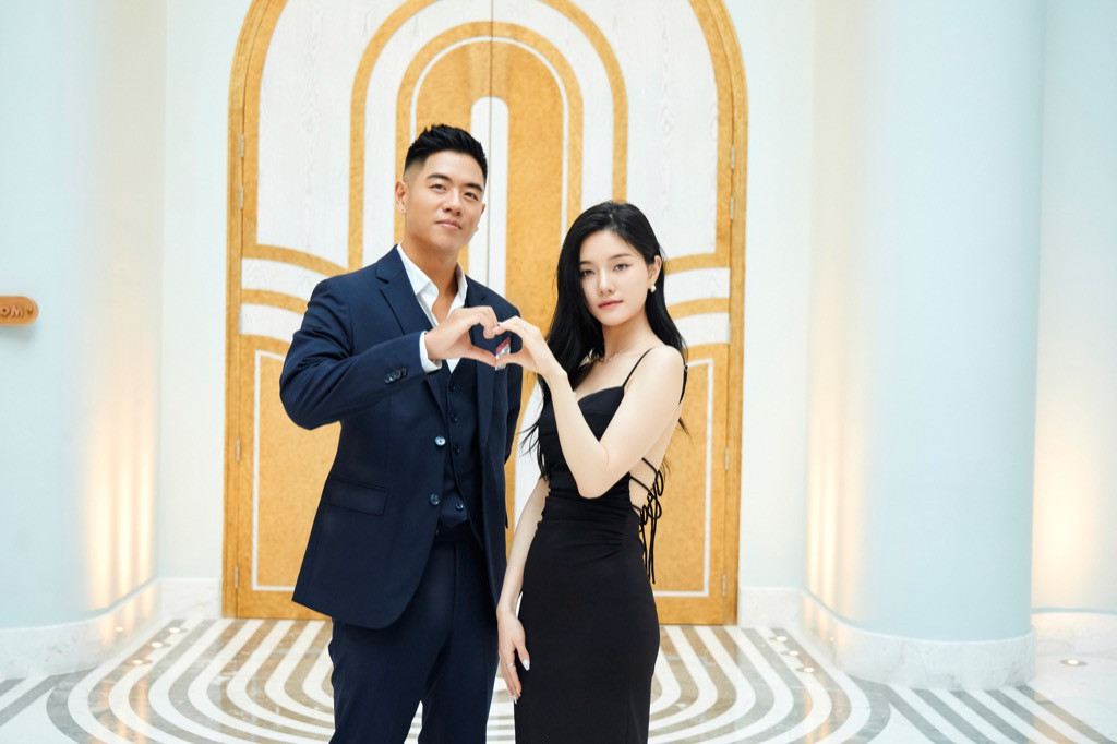 Michael Trương bên cạnh Lee Rayeon. Michael Trương bên cạnh Lee Rayeon.