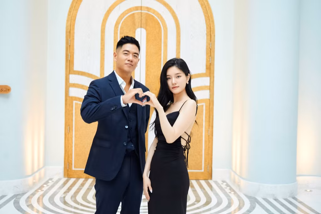 Michael Trương bên cạnh Lee Rayeon. Michael Trương bên cạnh Lee Rayeon.