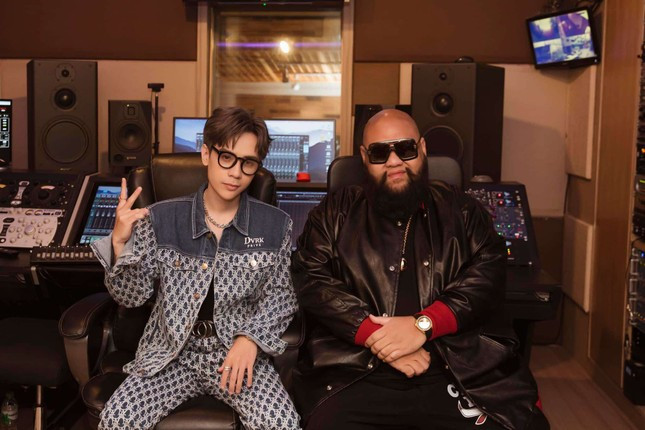 Rapper F.Hero bên cạnh nam ca sĩ Quang Hùng MasterD.