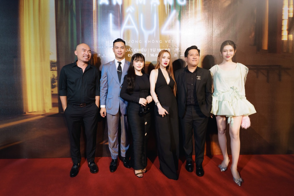 Hội "7 Nụ Cười Xuân" đến chúc mừng nam chính Trương Thế Vinh ra mắt phim mới. Hội "7 Nụ Cười Xuân" đến chúc mừng nam chính Trương Thế Vinh ra mắt phim mới.