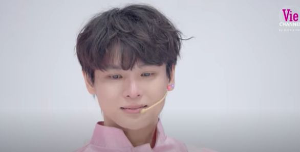 Phạm Đình Thái Ngân xúc động khi chia tay các Anh Trai còn lại. Phạm Đình Thái Ngân xúc động khi chia tay các Anh Trai còn lại.