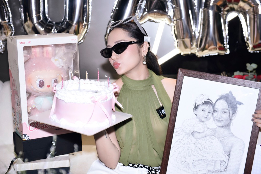 Người hâm mộ tinh tế tặng những món quà có hình của Bảo Anh và con gái Misumi.