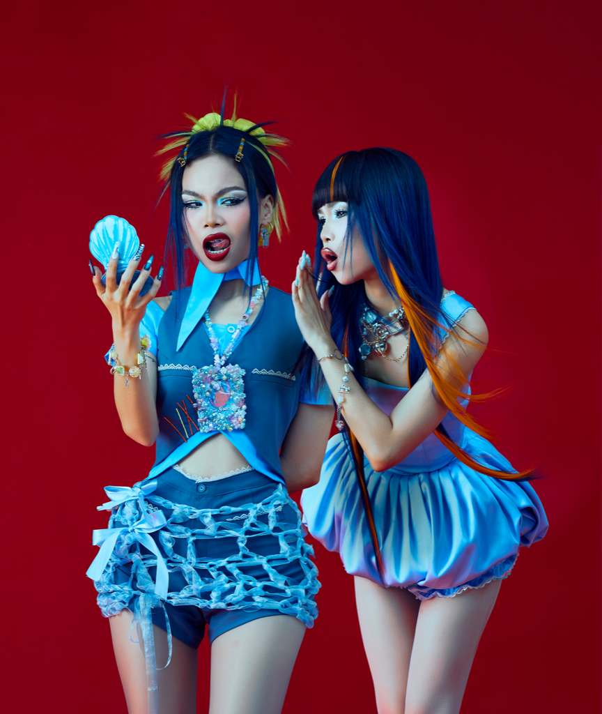 Liu Grace cùng sắc thái hờn ghen được thể hiện trong ca khúc Dead Meat. Liu Grace cùng sắc thái hờn ghen được thể hiện trong ca khúc Dead Meat.