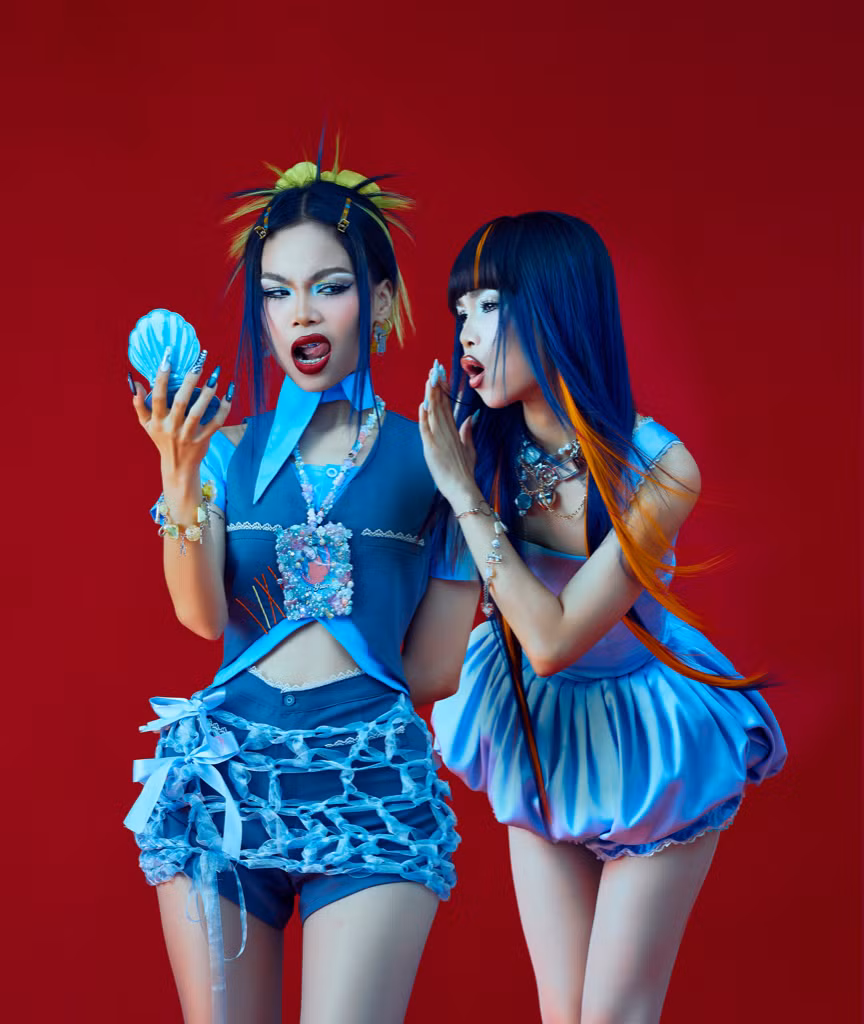 Liu Grace cùng sắc thái hờn ghen được thể hiện trong ca khúc Dead Meat. Liu Grace cùng sắc thái hờn ghen được thể hiện trong ca khúc Dead Meat.